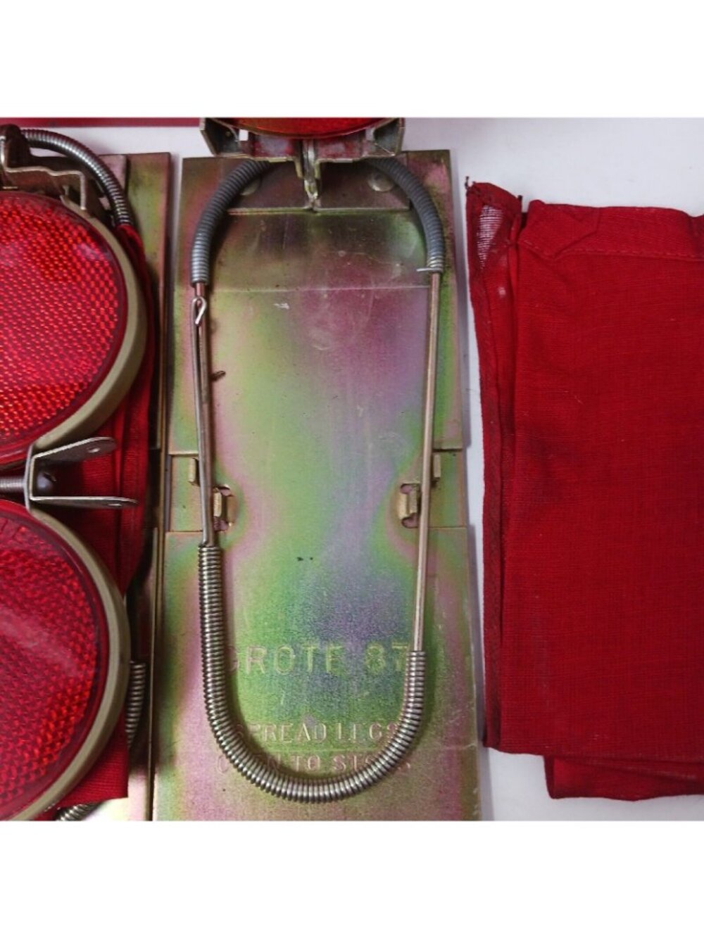Grote VTG Reflector Kit W/Red Flag Metal Case Emergency Road Safety #S-5 - Picture 3 of 15